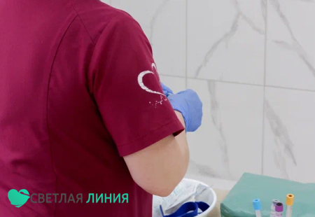 Врач готовится ставить капельницу